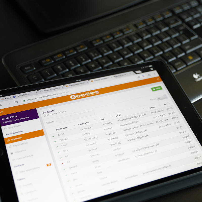 DanceAdmin geopend op een tablet, met het cursistenoverzicht in beeld